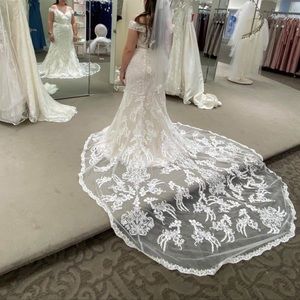 Beaded Lace Mermaid Plus Size Wedding Dress
OLEG CASSINI